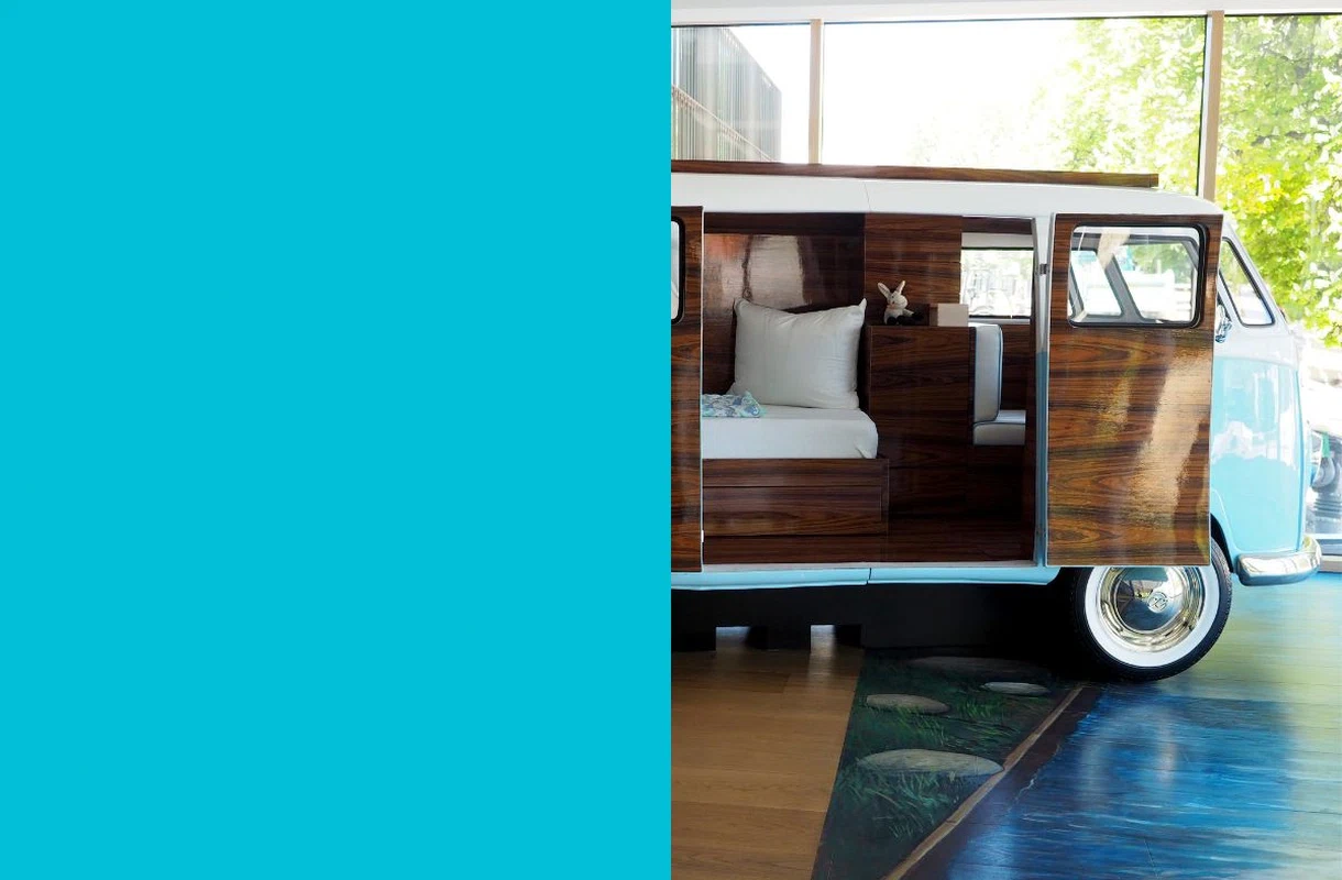 Detailansicht eines umgebauten VW-Busses mit gemütlichem Schlafbereich im Jugend- und Familienhotel Augustin.