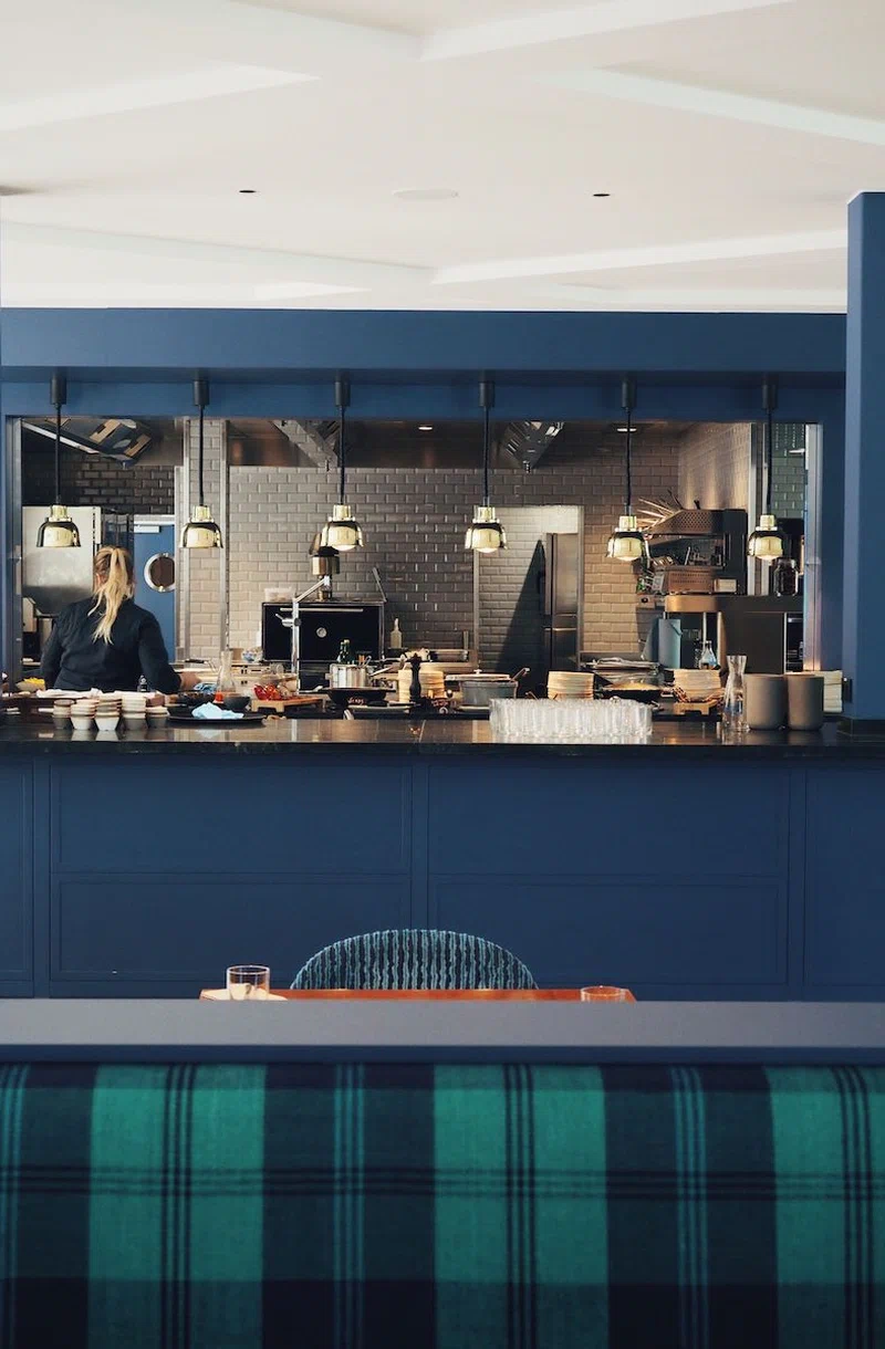 Blick auf die offene Küche im Restaurant des Jugend- und Familienhotels Augustin mit modernem Design.