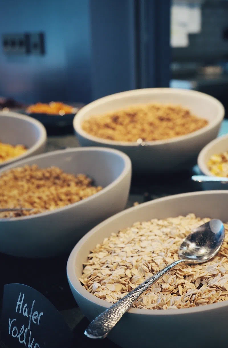 Nahaufnahme von verschiedenen Cerealien in Schalen am Frühstücksbuffet.