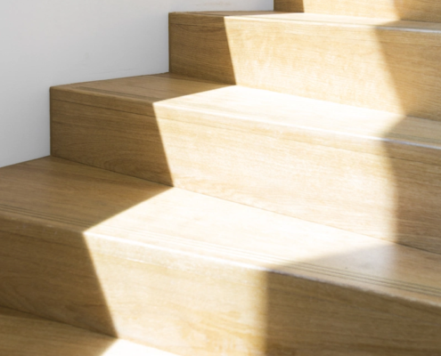 Treppenstufen aus hellem Holz einer modernen Wendeltreppe