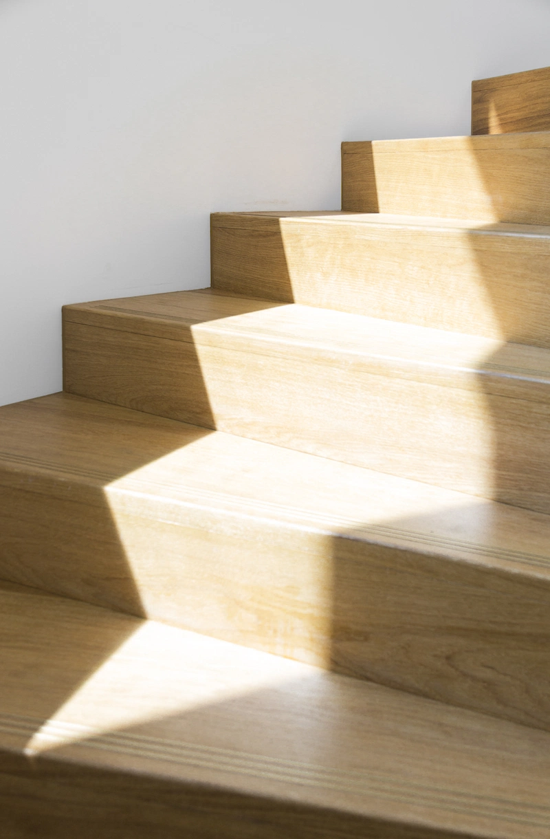 Treppenstufen aus hellem Holz einer modernen Wendeltreppe