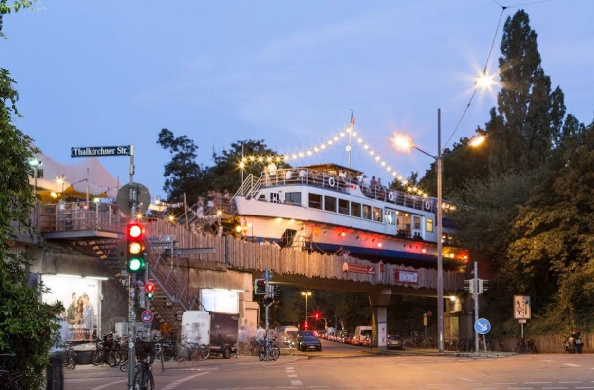 Alte Utting in München, ein alter Kahn auf einer Brücke, der heutige ein Biergarten ist