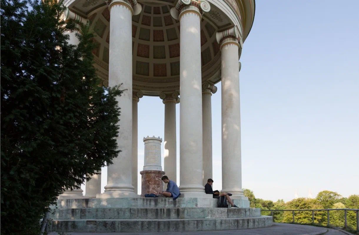 Monopteros, ein runder griechischer Ziertempel, im Englischen Garten in München