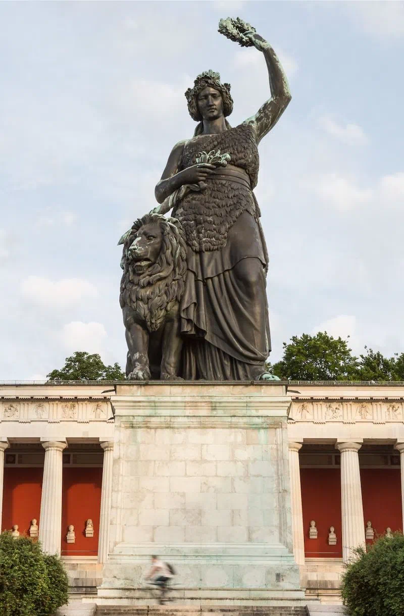 Beeindruckende Bavaria-Statue mit Löwen, vor der Ruhmeshalle in München