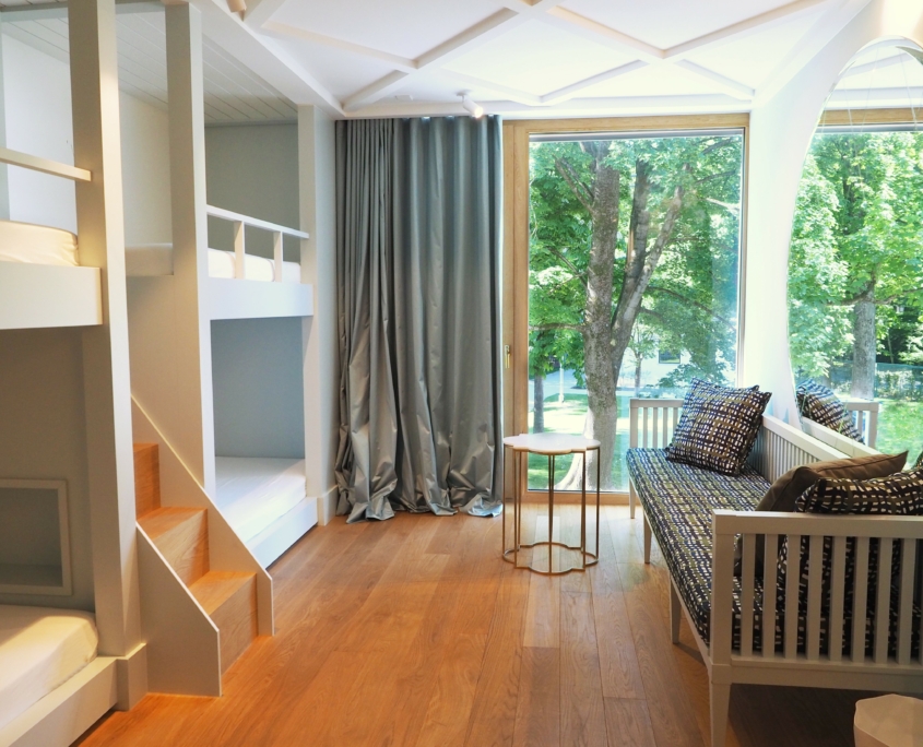 modernes 6-Bett-Boxzimmer im Hotel Augustin München mit stabilen, komfortablen Doppelstockbetten und großen, bodentiefen Fenstern