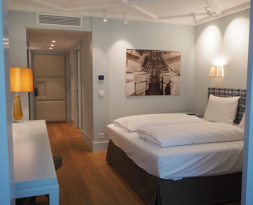 einladendes, modernen Doppelzimmer im Hotel Augustin München in warmen Licht