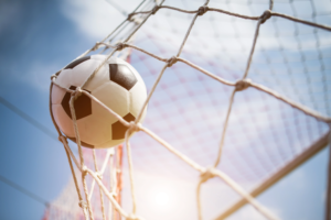 Fußball fliegt in ein Tor