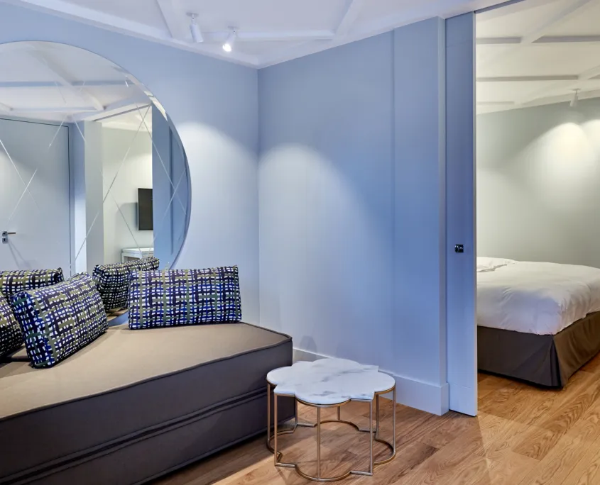 Wohn- und Schlafbereich mit großem Spiegel und Trennwand