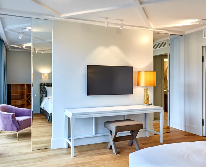 Großes Zimmer mit Trennwand zwischen Schlafbereich und Wohnbereich